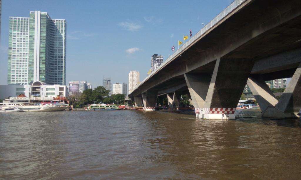 Baan Sathorn Riverfront Banguecoque Quarto foto
