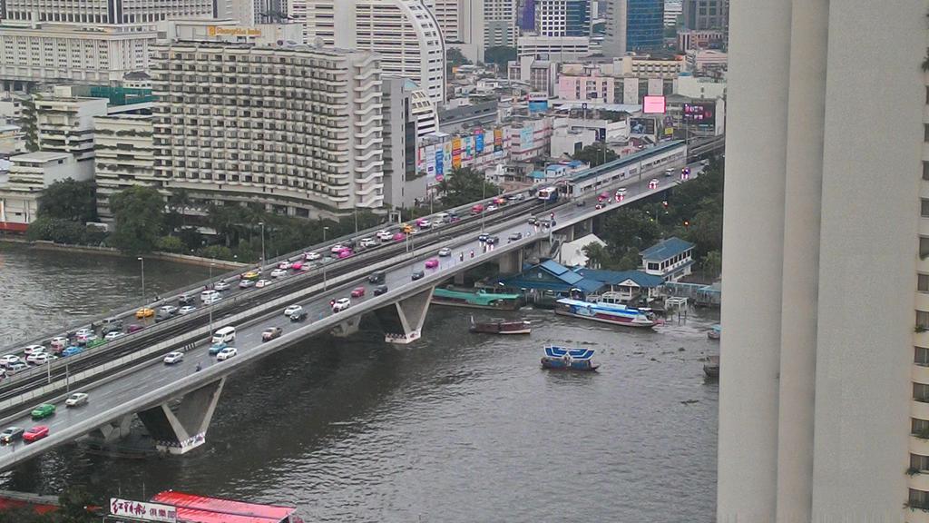 Baan Sathorn Riverfront Banguecoque Exterior foto
