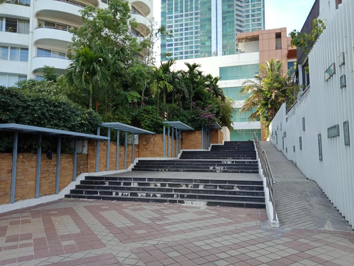 Baan Sathorn Riverfront Banguecoque Exterior foto